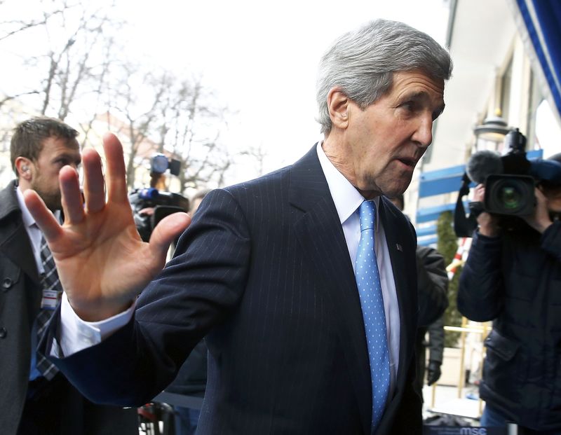 © Reuters. U.S. Secretary of State Kerry arrives at 'Bayerischer Hof' hotel before the start of the 51st Munich Security Conference in Munich