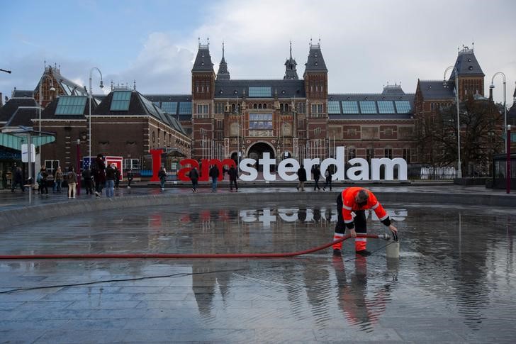 © Reuters. Homem faz limpeza em museu de Amsterdã