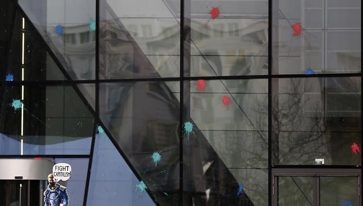 © Reuters. Paint is seen on the facade of the new European central Bank headquarter after Blockupy protesters broke through fences and threw paint bombs towards the building during a demonstration in Frankfurt