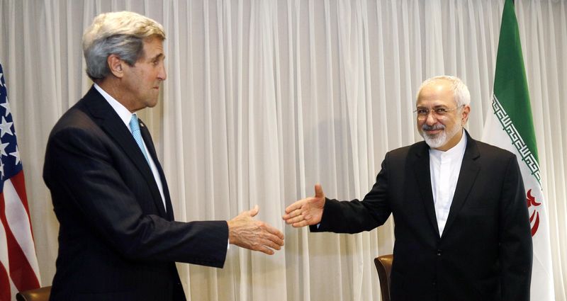 © Reuters. كيري يجتمع مع نظيره الإيراني في ميونيخ بشأن المحادثات النووية