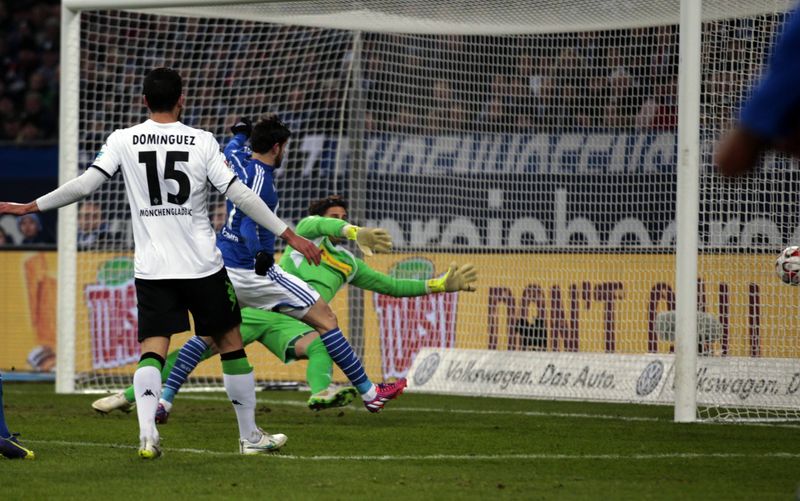 © Reuters. Tranquillo Barnetta, do Schalke 04, marca contra o Borussia Moenchengladbach