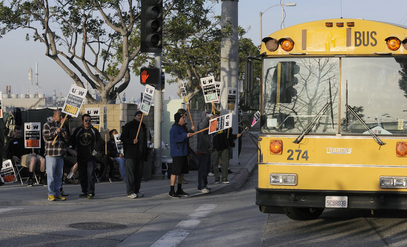 © Reuters. Members of the United Steel Workers union picket the Tesoro refinery in Carson, California