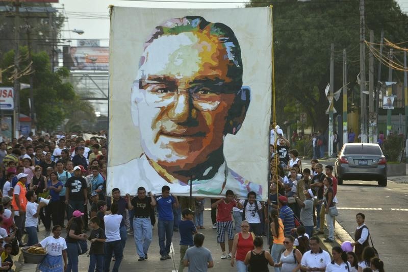 © Reuters. El Vaticano espera que beatificar al arzobispo Romero reconcilie a los salvadoreños