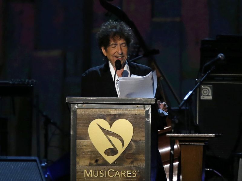 © Reuters. Musician Bob Dylan speaks at the 2015 MusiCares Person of the Year tribute honoring Bob Dylan in Los Angeles