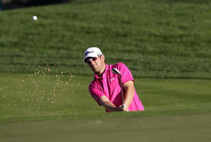 © Reuters. Wiesberger of Austria strikes the ball from the bunker number 10 in the second round of the Dubai Desert Classic