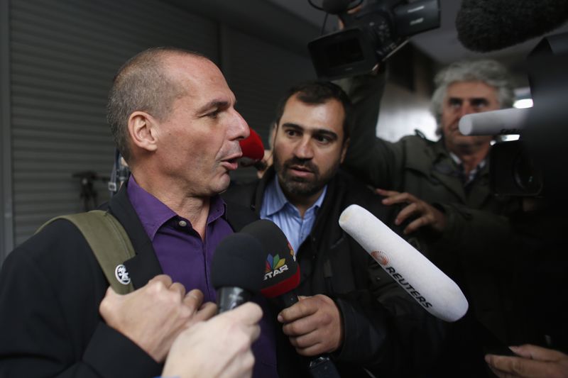 © Reuters. Greek Finance Minister Yanis Varoufakis speaks to reporters as he arrives at the ministry to meet with the U.S. delegation, in Athens