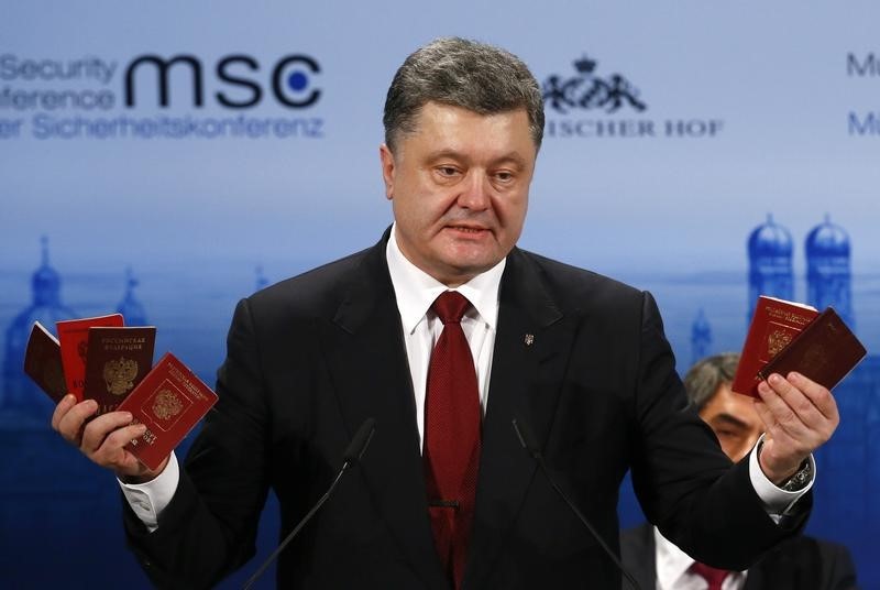 © Reuters. رئيس أوكرانيا يطلب مساعدة عسكرية من الحلفاء