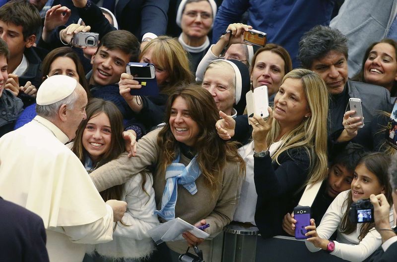 © Reuters. البابا فرنسيس يندد بختان الإناث والعنف ضد المرأة
