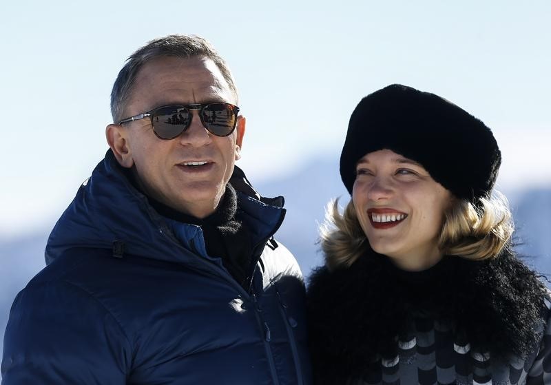 © Reuters. Actors Craig and Seydoux pose during photocall to promote new James Bond film "Spectre" at Gaislachkogel mountain in Soelden