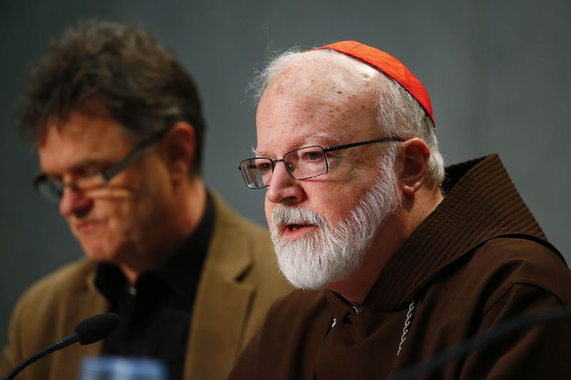 © Reuters. Cardinal Sean Patrick O'Malley, a member of a commission tackling sexual abuse, holds a news conference at the Vatican