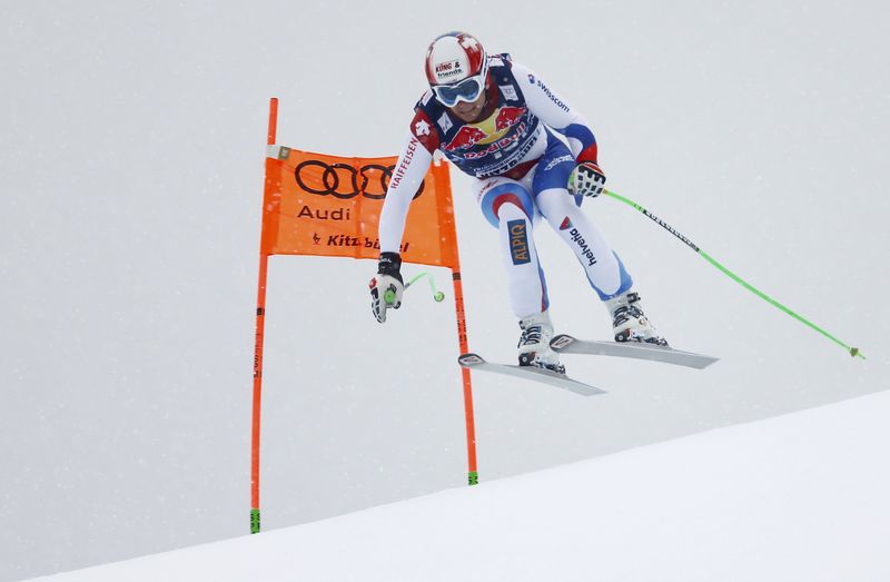 © Reuters. Kueng of Switzerland speeds down during the men's Alpine Skiing World Cup Downhill race in Kitzbuehel