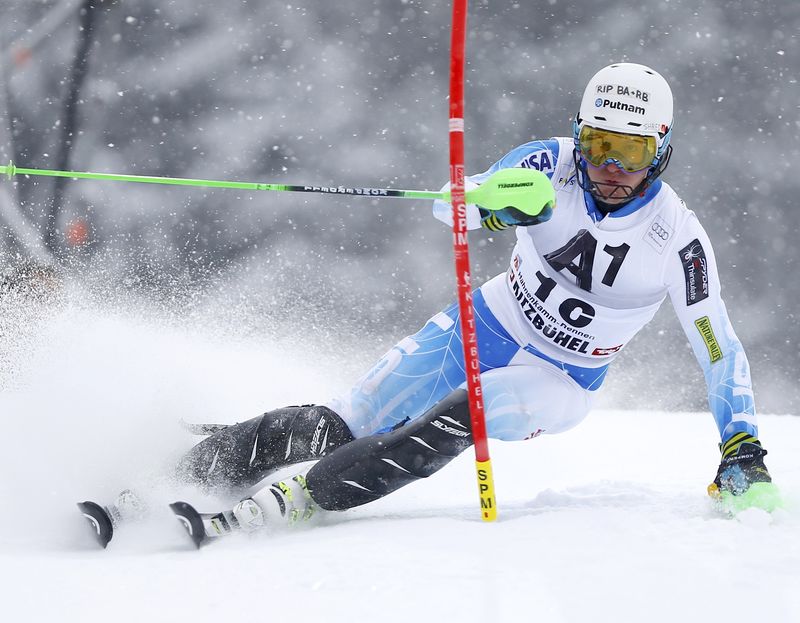 © Reuters. Ligety of the U.S. competes during men's Alpine Skiing World Cup slalom in Kitzbuehel