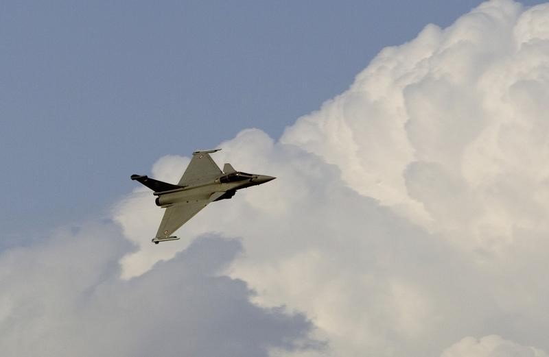 © Reuters. A Rafale fighter jet flies during the Dubai Airshow