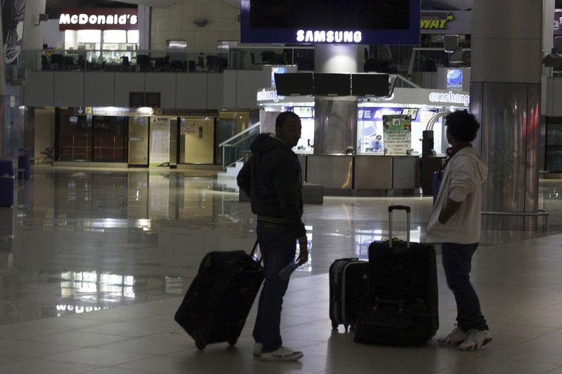 © Reuters. La erupción de un volcán cierra el aeropuerto de Guatemala 