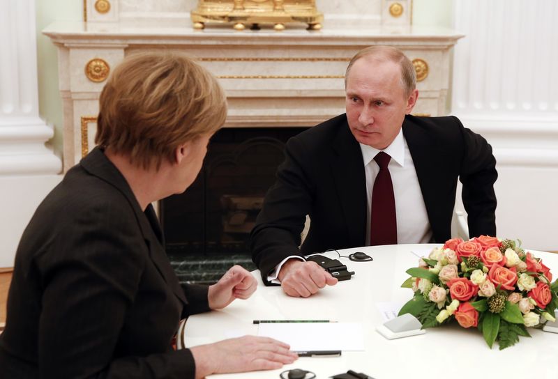 © Reuters. El presidente ruso, Vladimir Putin, escucha a la canciller alemana, Angela Merkel, durante una reunión realizada esta semana en Moscú para solucionar la crisis de Ucrania