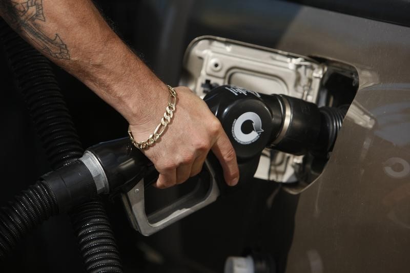 © Reuters. A man fills his truck up with gas at a gas station in Santa Monica