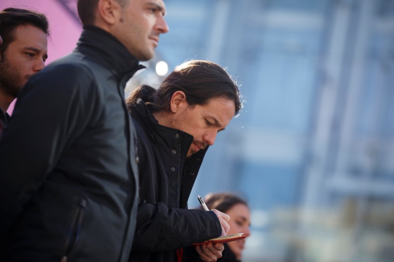 © Reuters. Podemos party leader Iglesias takes notes during a party meeting in Madrid