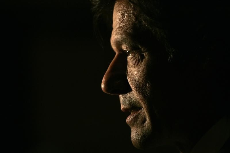 © Reuters. Former cricketer Khan speaks duirng the All Parties Conference of Pakistan's Opposition Parties in London