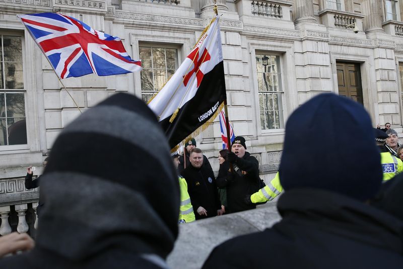 © Reuters. Nationalist demonstrators shout at Muslim demonstrators protesting against the publication of cartoons depicting the Prophet Mohammad in Charlie Hebdo, in London