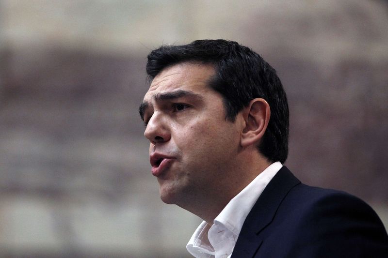 © Reuters. El primer ministro griego Alexis Tsipras habla durante una sesión en el parlamento de los legisladores del partido Syriza