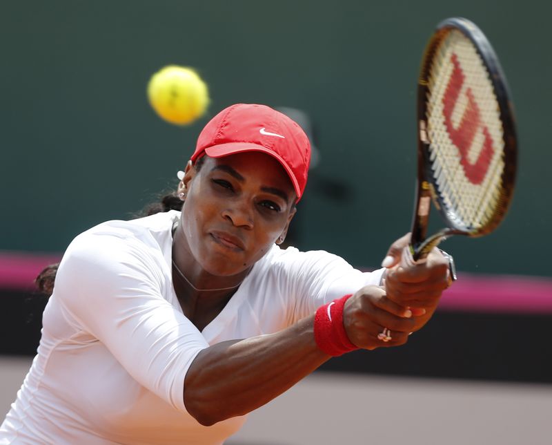 © Reuters. Serena Williams returns a shot to Maria Irigoyen during their Fed Cup World Group II first round tennis match in Buenos Aires