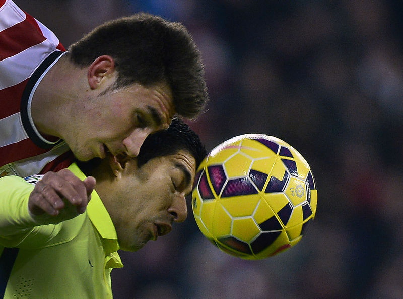 © Reuters. Barcelona's Suarez fights for the ball with Athletic Bilbao's Laporte during their Spanish first division soccer match at San Mames stadium in Bilbao