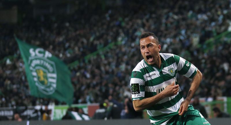 © Reuters. Sporting's Nascimento celebrates his goal against Benfica during their Portuguese premier league soccer match at Alvalade stadium in Lisbon