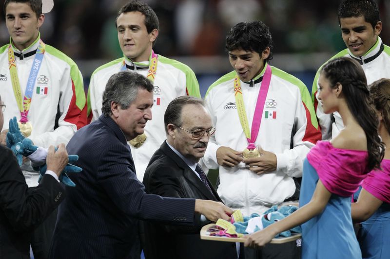 © Reuters. File photo of Pan American Sports Organization president Rana distributing medals at the Omnilife Stadium in Guadalajara