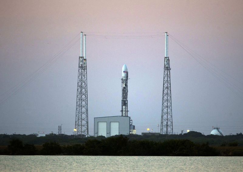 © Reuters. The unmanned Falcon 9 rocket carrying NOAA's Deep Space Climate Observatory Satellite sits on launch complex after a scrubbed launch attempt in Cape Canaveral