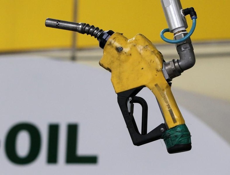 © Reuters. A gas pump is seen hanging from the ceiling at a petrol station in Seoul