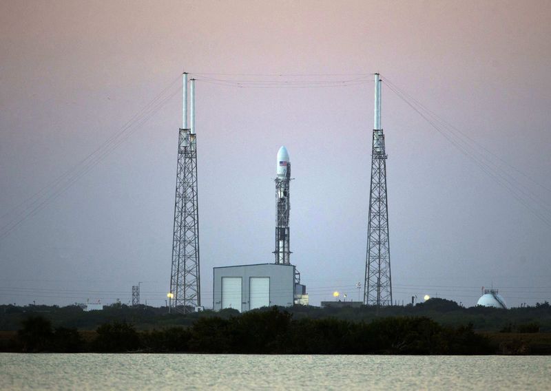 © Reuters. مشكلة تؤجل إطلاق صاروخ لشركة سبيس اكس يحمل قمرا صناعيا أمريكا للأرصاد الجوية