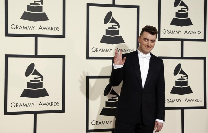 © Reuters. Sam Smith llega a la ceremonia de los premio Grammy en Los Angeles