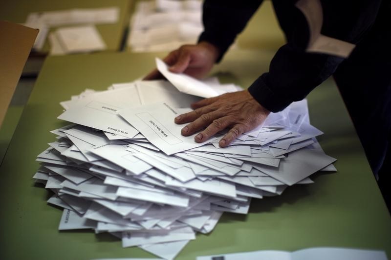 © Reuters. LE PS REMPORTE LE DOUBS FACE AU FN EN FORTE HAUSSE