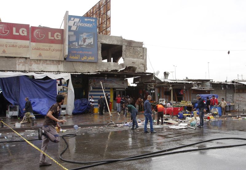 © Reuters. مصادر: مقتل 15 في تفجيرين ببغداد