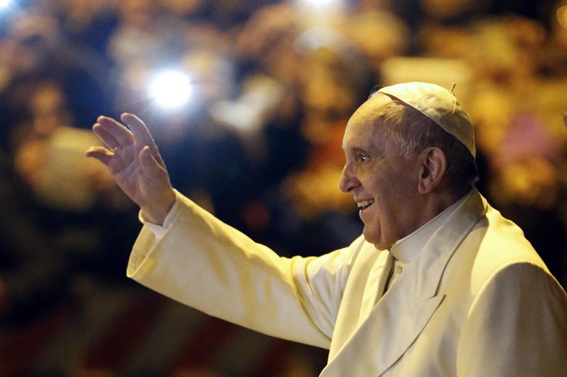 © Reuters. البابا يقوم بزيارة مفاجئة لمنطقة عشوائية على مشارف روما