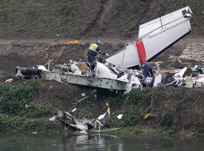 © Reuters. طيارو ترانس آسيا يخضعون لاختبارات بعد تحطم طائرة تابعة للشركة