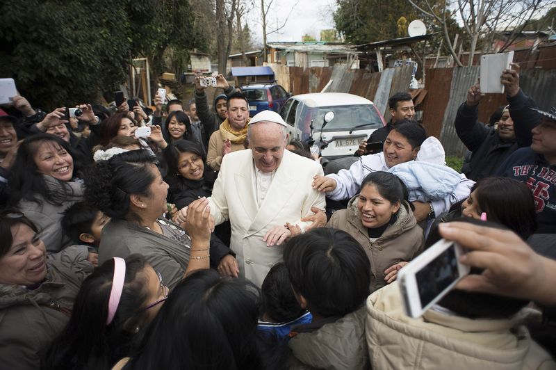 © Reuters.  El papa Francisco visita por sorpresa un barrio humilde de Roma