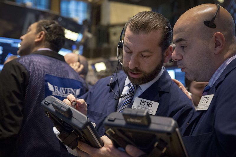 © Reuters. Operatori di borsa a lavoro 