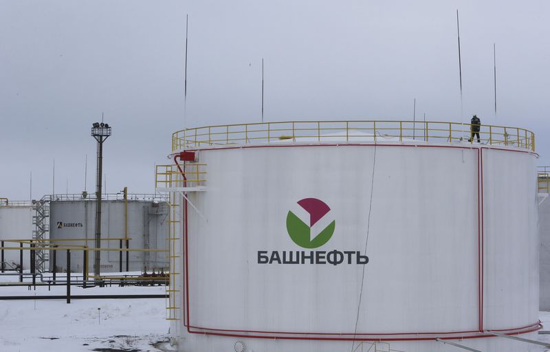 © Reuters. Нефтехранилище Башнефти у села Шушнур в Башкортостане 