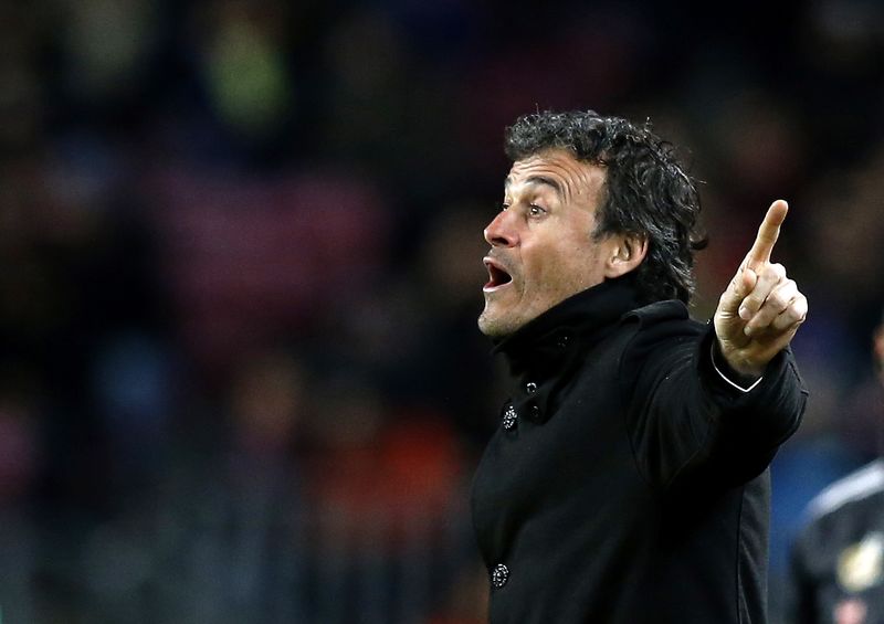 © Reuters. Barcelona's coach Luis Enrique gestures to his players during their Spanish first division soccer match against Villareal at Nou Camp stadium in Barcelona