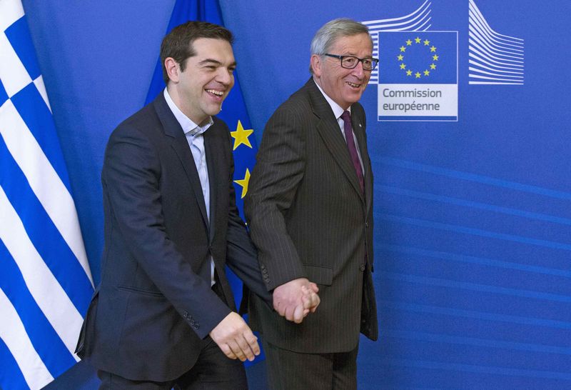 © Reuters. Il presidente della Commissione Europa Jean-Claude Juncker e il premier greco Alexis Tsipras a Bruxelles