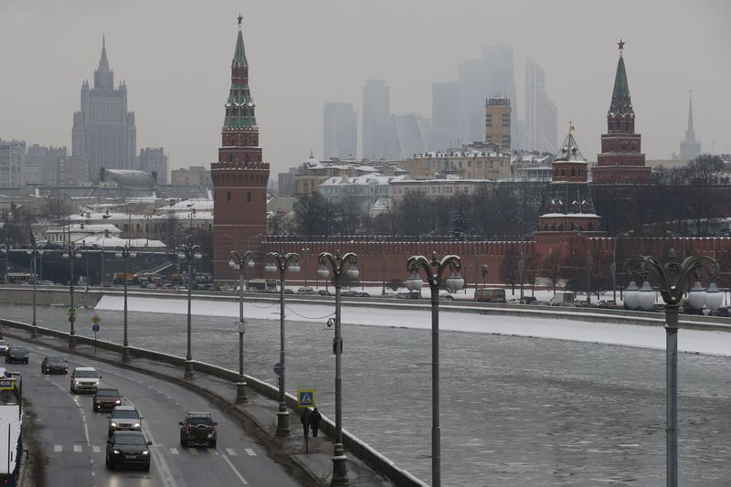 © Reuters. Cars drive along the Moskva river embankment near the walls of the Kremlin with the Foreign Ministry and the Moscow International Business Center seen in the background in Moscow