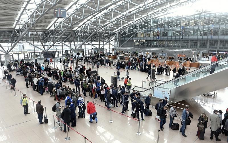 © Reuters. اغلاق مطار هامبورج بألمانيا جراء إضراب أدى الى تزاحم