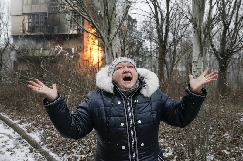 © Reuters. Mulher lamenta em frente a prédio atingido por bombardeio, de acordo com moradores, nos arredores de Donetsk, no leste da Ucrânia