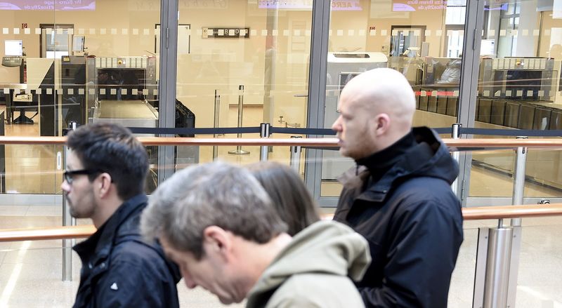 © Reuters. Passengers queue in front of an empty security check area during a strike of security employees at the airport Fuhlsbuettel in Hamburg