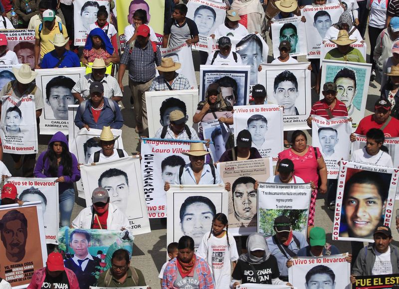 © Reuters. Familiares seguram cartazes de alguns dos 43 estudantes desaparecidos no México, durante protesto em Chilpancingo