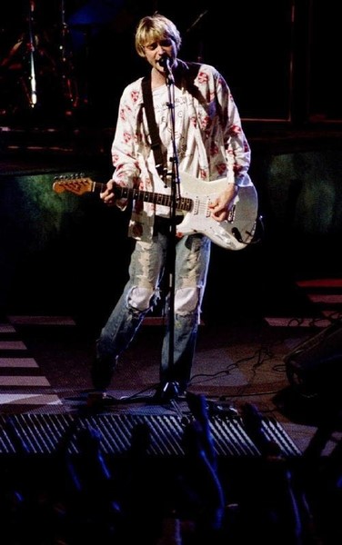 © Reuters. Foto de arquivo de Kurt Cobain, líder do Nirvana, durante show em Los Angeles em 1992