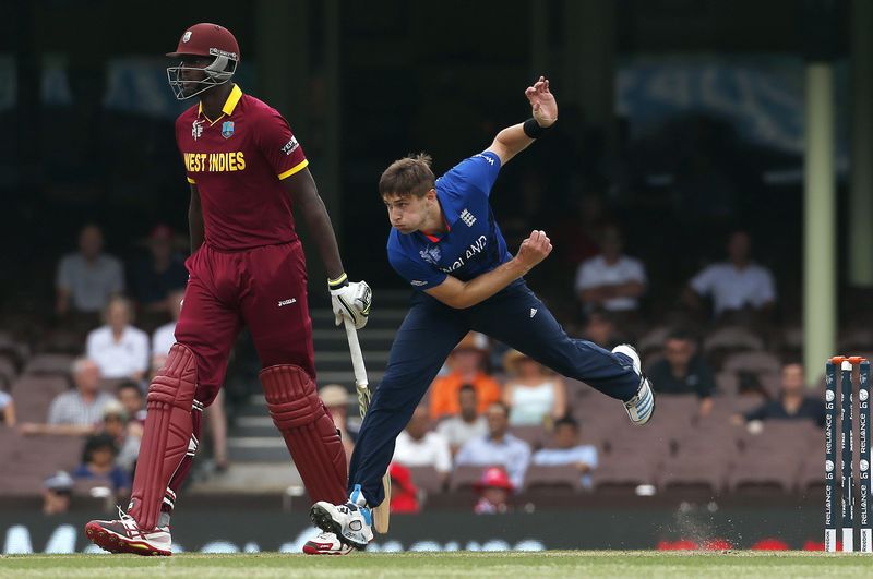 © Reuters. Chris Woakes of England bowls next to Lendl Simmons of the West Indies during their warm-up match at the Sydney Cricket Ground