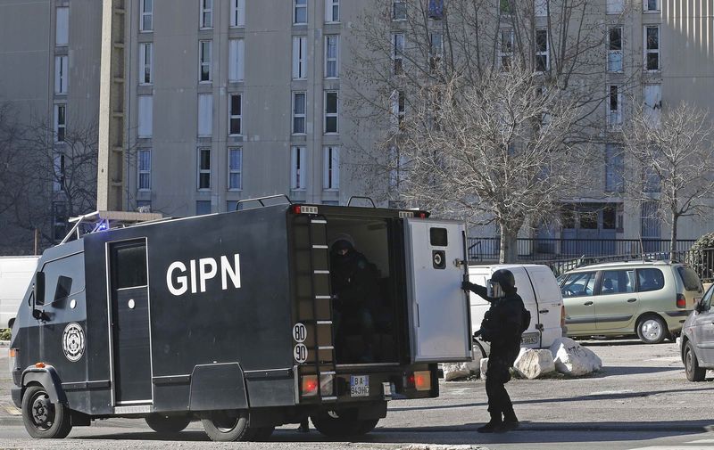 © Reuters. Hombres armados encapuchados disparan contra la Policía en Marsella  