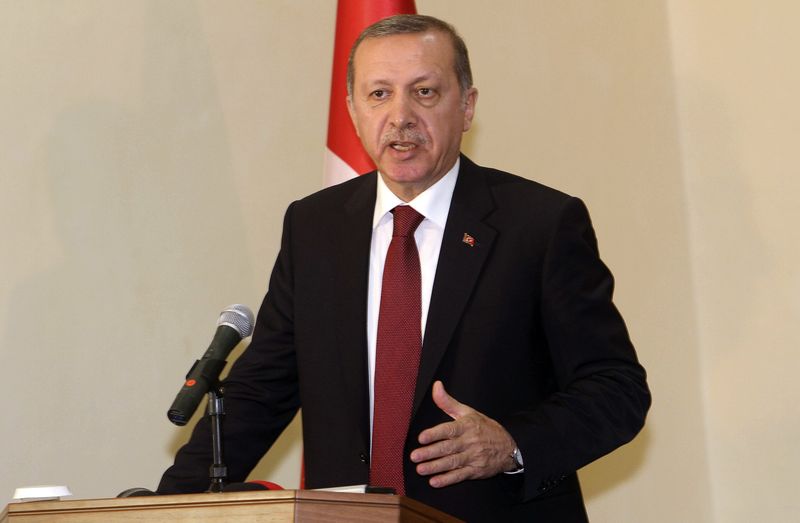 © Reuters. Turkey's President Tayyip Erdogan addresses a news conference in Mogadishu